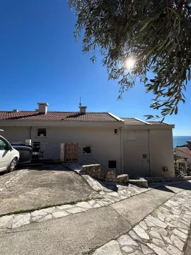 Eksterijer kuće sa dvoriijem i pogledom na more. - image 7