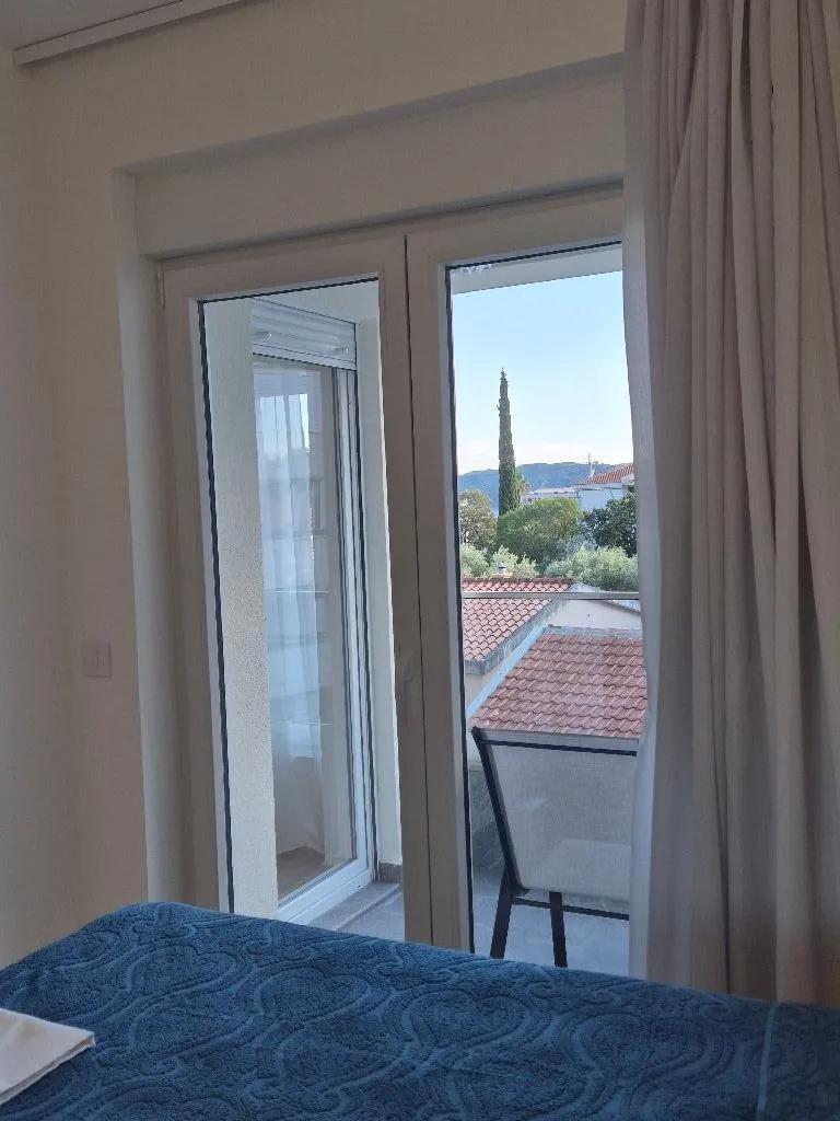 Pogled kroz balkonska vrata iz spavaće sobe.