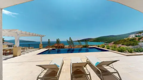Prostrana terasa sa bazenom, ležaljkama i predivnim pogledom na more. - image 16