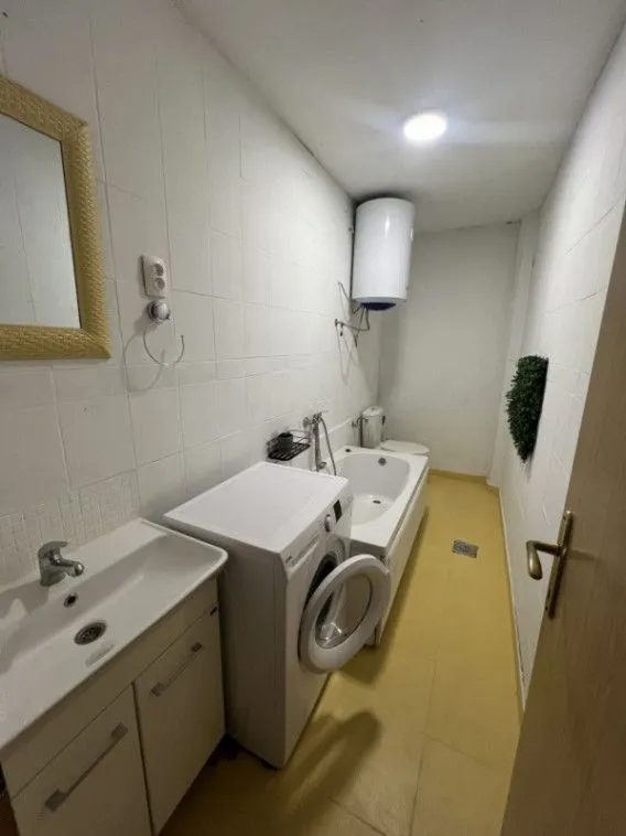 Izdavanje, dvosoban stan, 70m², Centar, Bar