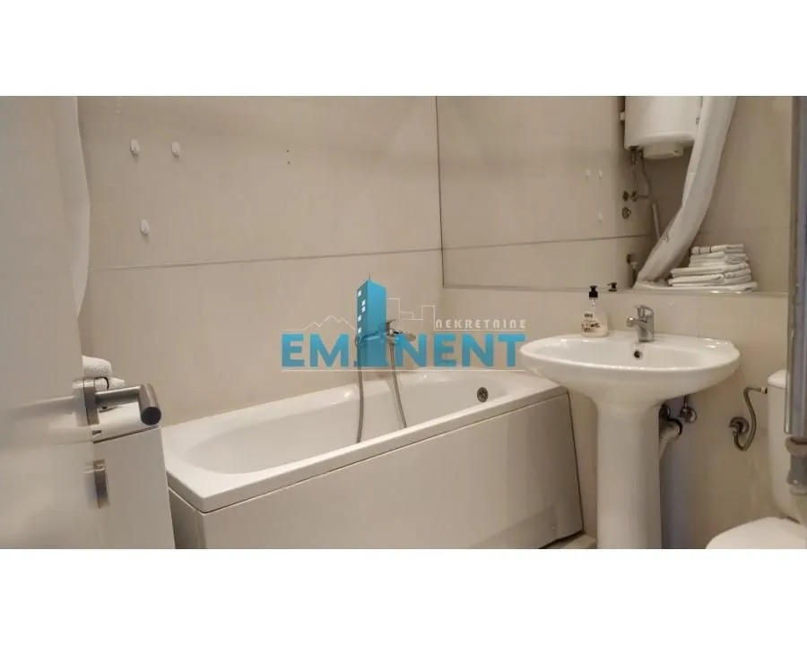 Smaller bathroom with a bathtub, washbasin, and toilet.