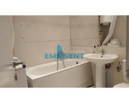 Smaller bathroom with a bathtub, washbasin, and toilet. - image 14