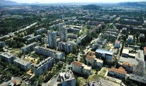 Pogled iz vazduha na gradsko naselje sa stambenim zgradama i zelenilom. - image 2