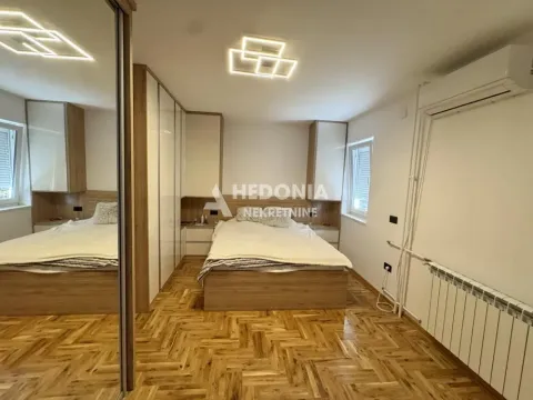 Nameštena spavaća soba sa bračnim krevetom, ugradnim plakarima i parketom na podu. - image 6