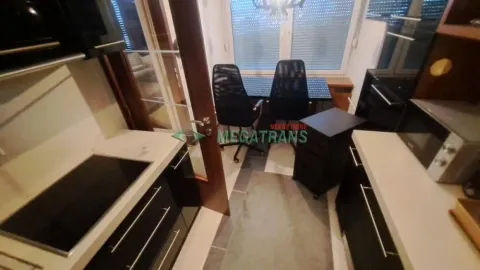 Kuhinja opremljena tamnim elementima i ugrađenom pločom za kuvanje. - image 18
