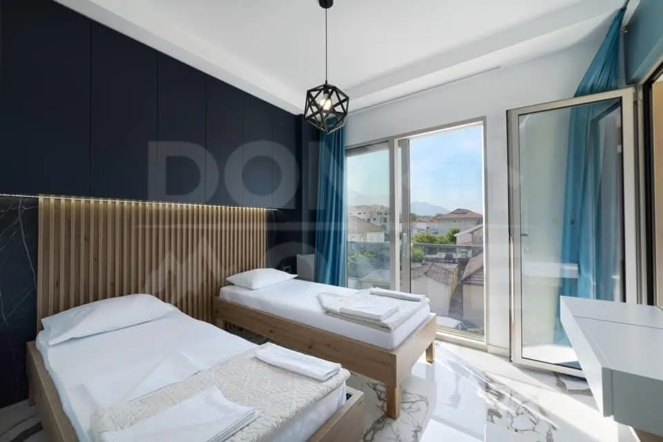 Izdavanje, dvosoban stan, 60m², Tivat, Crna Gora