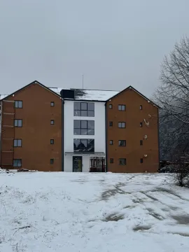 Vanjski izgled višespratne stambene zgrade zimi pod snijegom. - image 4