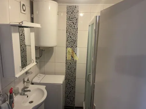Manje kupatilo sa tuš kabinom, umivaonikom i bojlerom. - image 6
