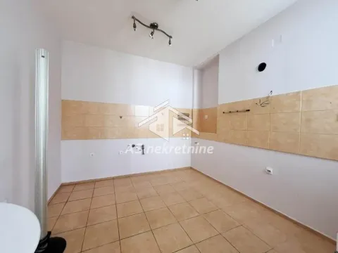 Prazna kuhinja sa keramičkim pločicama na zidu i podu. - image 8