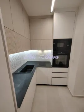 Modern kitchen with built-in units and appliances. - image 7