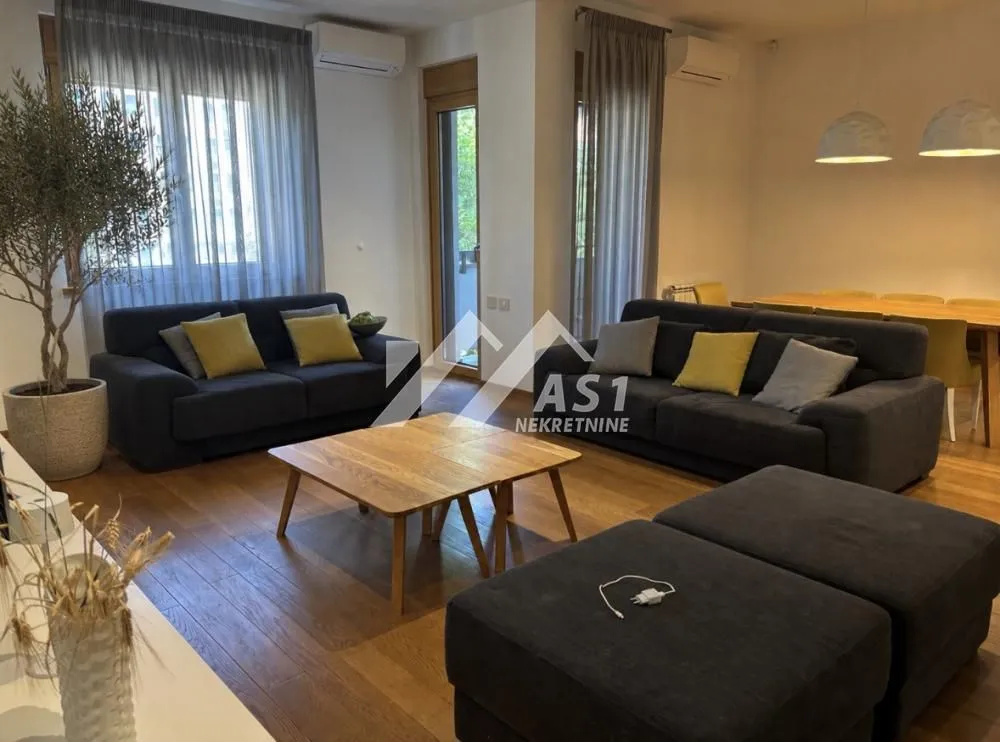 Izdavanje, trosoban stan, 102m², Centar, Novi Sad