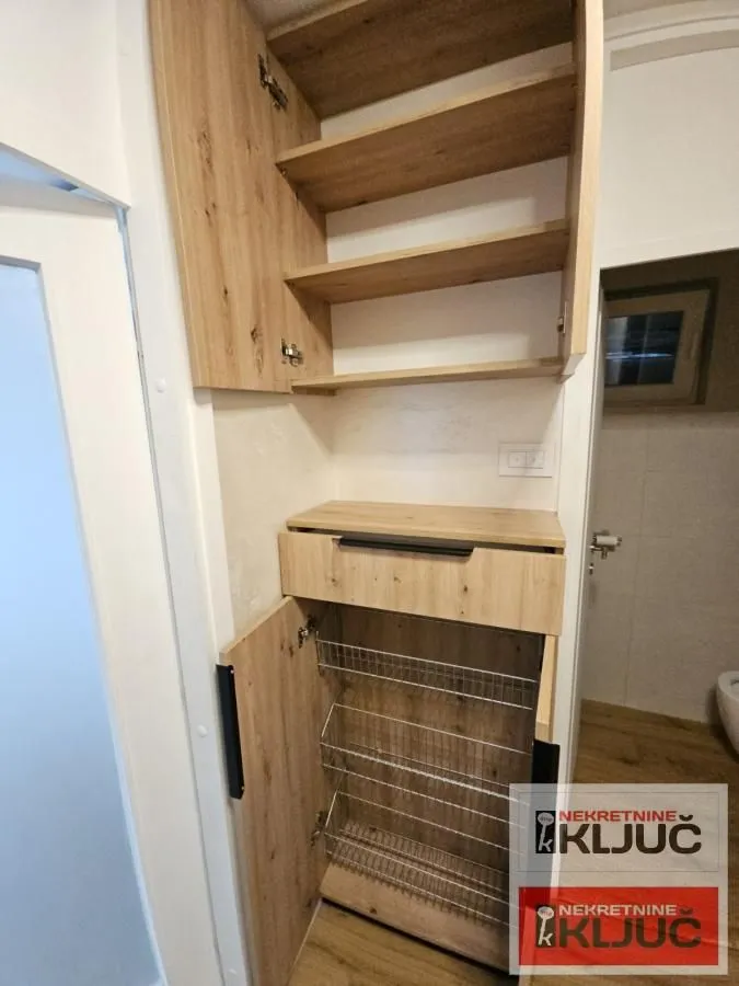 Prodaja, trosoban stan, 75m², Socijalno, Novi Sad Sve Podlokacije