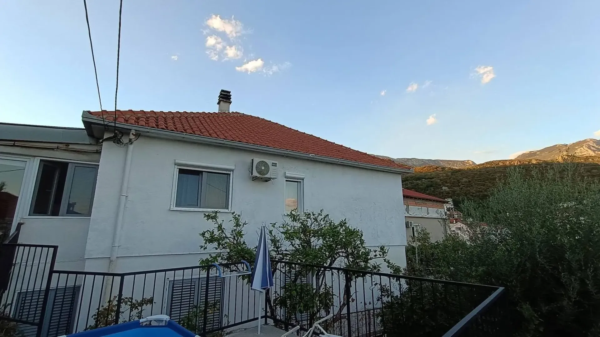 Pogled na dio kuće sa terasom i krovom.