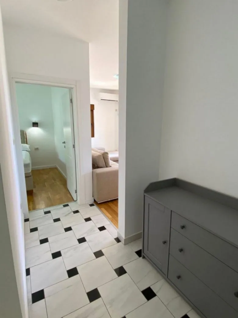 Prodaja, jednosoban stan, 64m², Podmaine, Budva