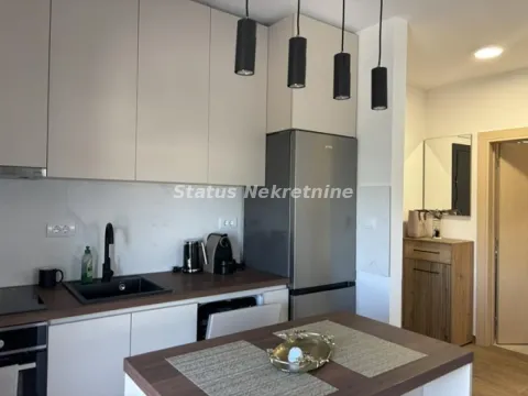 Moderna opremljena kuhinja sa ostrvom i frižiderom. - image 3