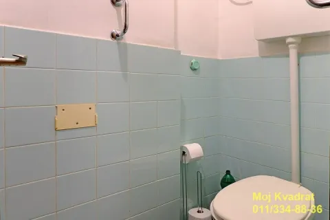 Pogled na kupatilo sa svetlo plavim pločicama i wc šoljom. - image 10