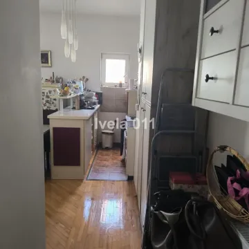 Pogled iz hodnika ka kuhinji sa drvenim elementima. - image 3