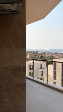Pogled sa terase na gradsko naselje. - image 15