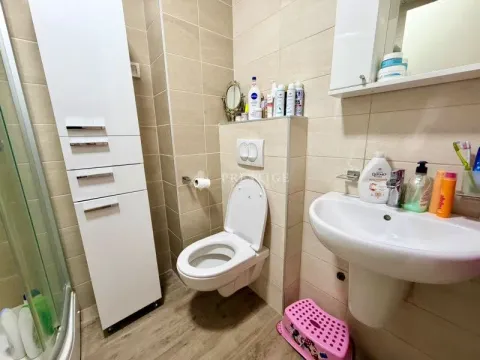 Manje kupatilo sa sanitarijama i bijelim kupatilskim namještajem. - image 13