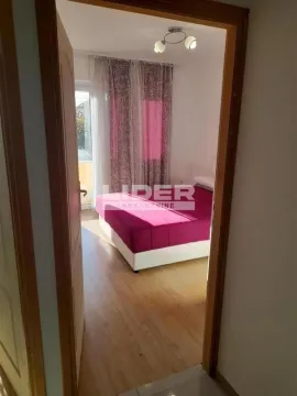 Pogled iz hodnika na nameštenu spavaću sobu sa krevetom i izlazom na terasu. - image 4