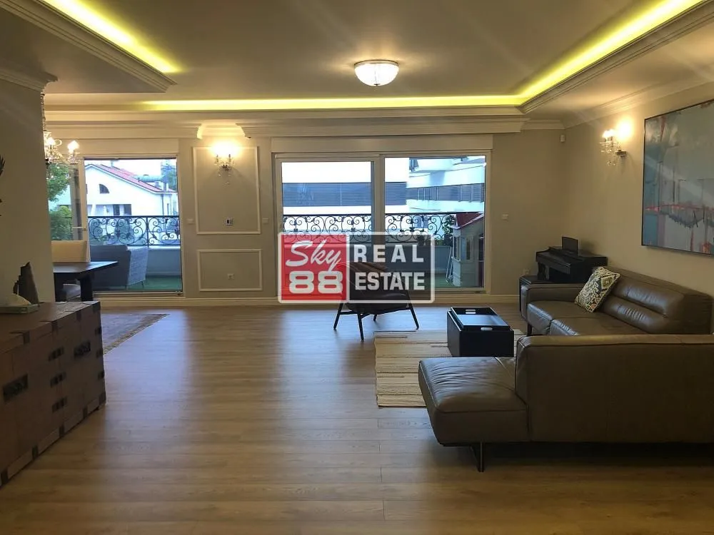 Izdavanje, stan, 215m², Senjak, Beograd