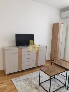 Pogled na deo dnevne sobe sa komodom, televizorom i ormarom. - image 4