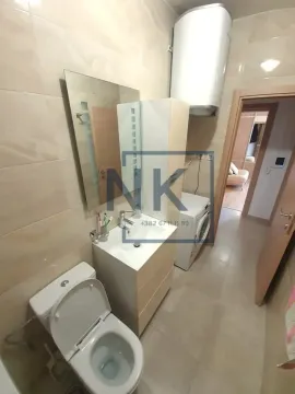 Kupatilo opremljeno sanitarijama, umivaonikom, ogledalom i mašinom za veš. - image 5