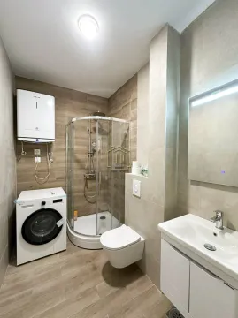 Moderne kupatilo sa tuš kabinom, umivaonikom i veš mašinom. - image 6