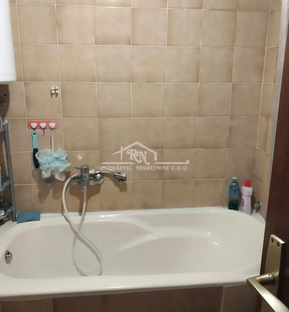 Prodaja, kuća, 410m², Novi Banovci, Stara Pazova