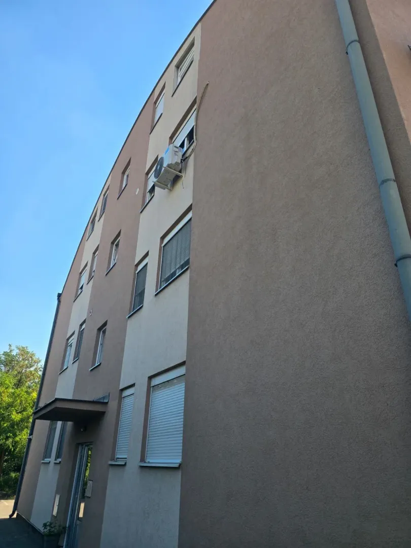 Pogled na spoljašnost stambene zgrade.