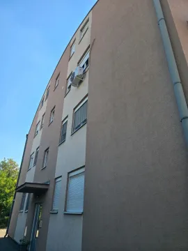 Pogled na spoljašnost stambene zgrade. - image 2