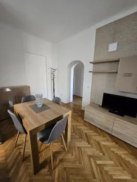 Dnevna soba sa trpezarijskim stolom i TV komodom. - image 17