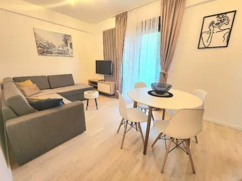 Rent, one bedroom apartment, 38m², Budva, Crna Gora - image 1