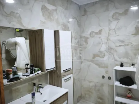Moderne pločice i kupatilski nameštaj u svetlim tonovima sa ogledalom. - image 14