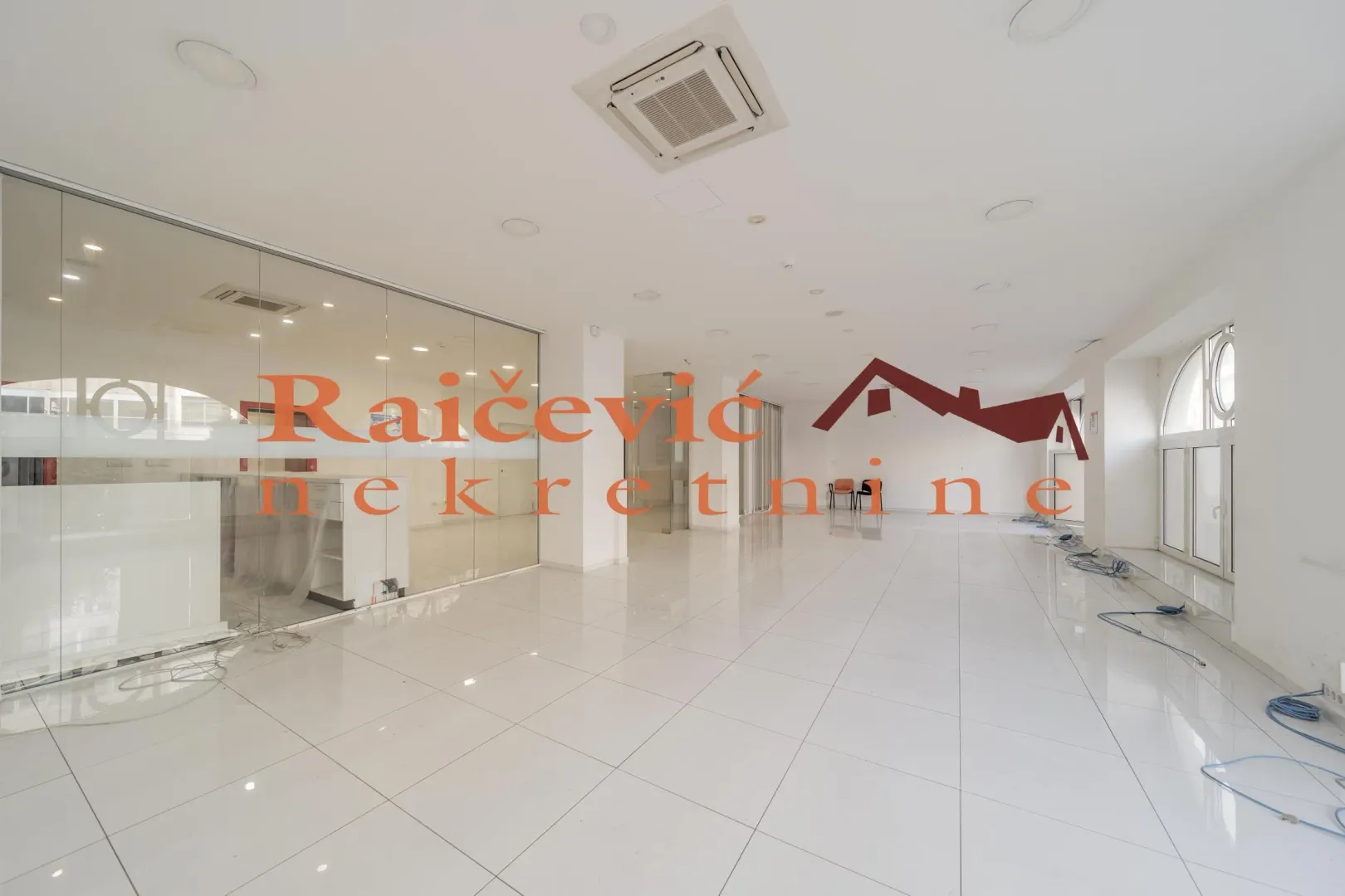 Izdavanje, stan, 179m², Centar, Stara Pazova