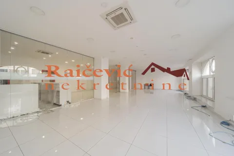 Izdavanje, stan, 179m², Centar, Stara Pazova - image 3