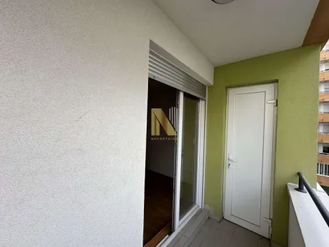 Terasa sa ulaznim vratima i balkonskim prozorom. - image 11