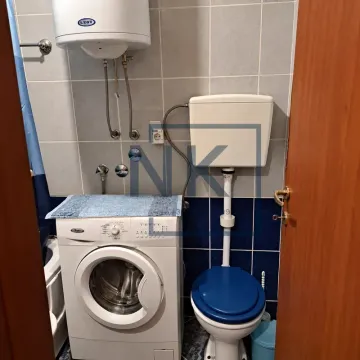 Manje kupatilo sa WC šoljom, veš mašinom i bojlerom. - image 8