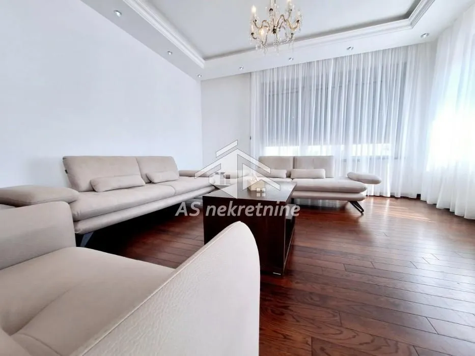 Izdavanje, četvorosoban stan, 135m², Savski Venac, Beograd