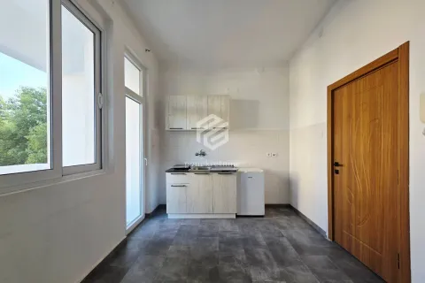 Manja kuhinja sa bijelim elementima, sudoperom i malim frižiderom. - image 13