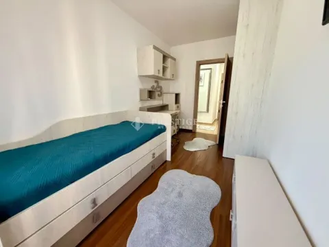 Dječja soba sa krevetom, radnim stolom i plakarom. - image 8