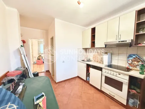 Manja kuhinja sa svijetlim elementima i šporetom. - image 6