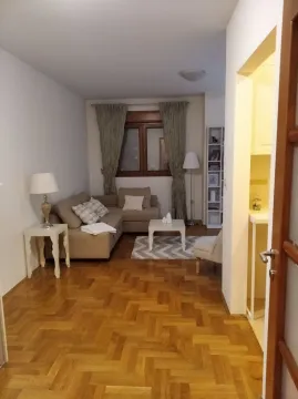 Dnevna soba sa ugaonim kaučem i drvenim parketom. - image 5