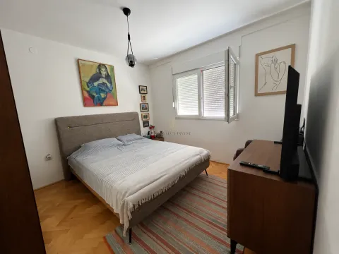 Namještena spavaća soba sa bračnim krevetom, prozorom i televizorom. - image 7