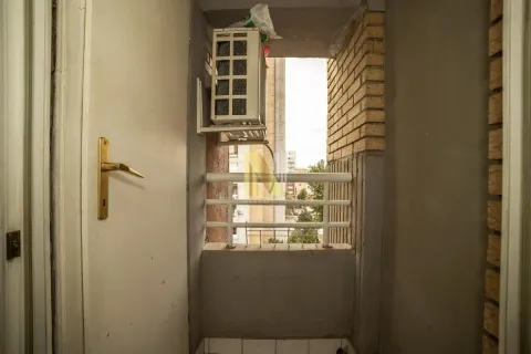 Manji balkon sa klima uređajem i metalnom ogradom. - image 19