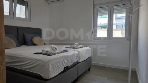 Opremljena spavaća soba sa bračnim krevetom i peškirima. - image 3