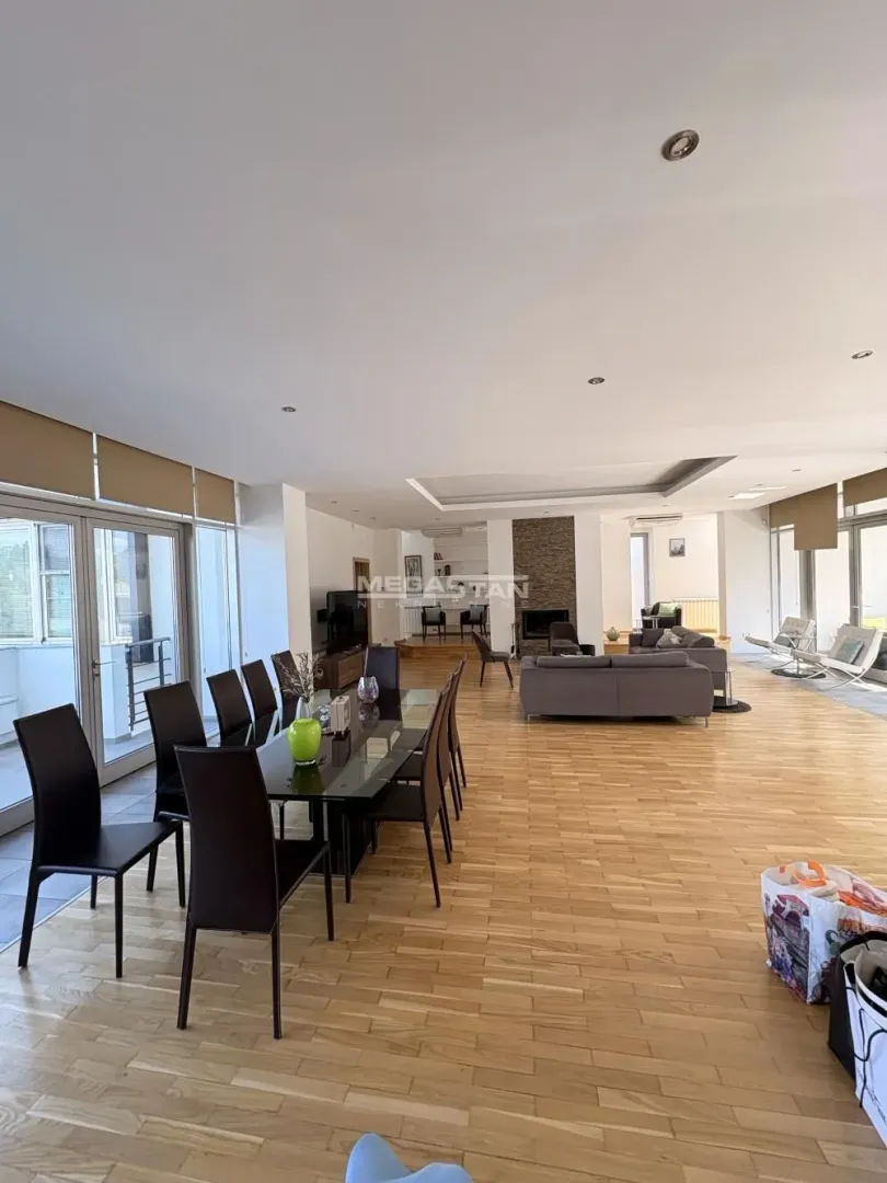 Izdavanje, četvorosoban stan, 220m², Savski Venac, Beograd