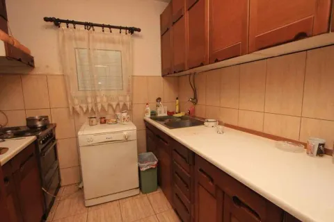 Funkcionalna kuhinja sa klasičnim drvenim elementima i prozorom. - image 3