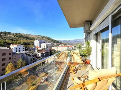 Namješten balkon sa garniturom za sjedenje i pogledom na grad. - image 7