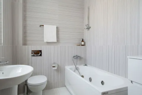 Svijetlo kupatilo sa kadom i modernim pločicama. - image 13